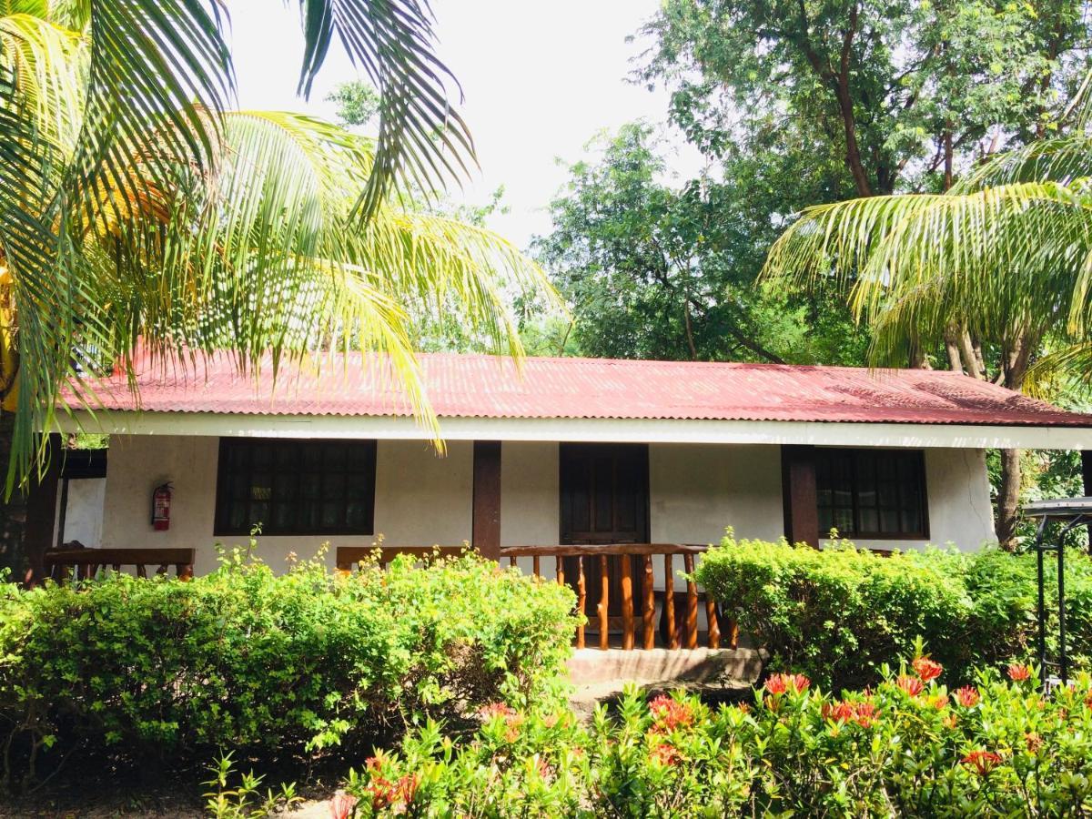 The Pelicans Resort Batangas Extérieur photo